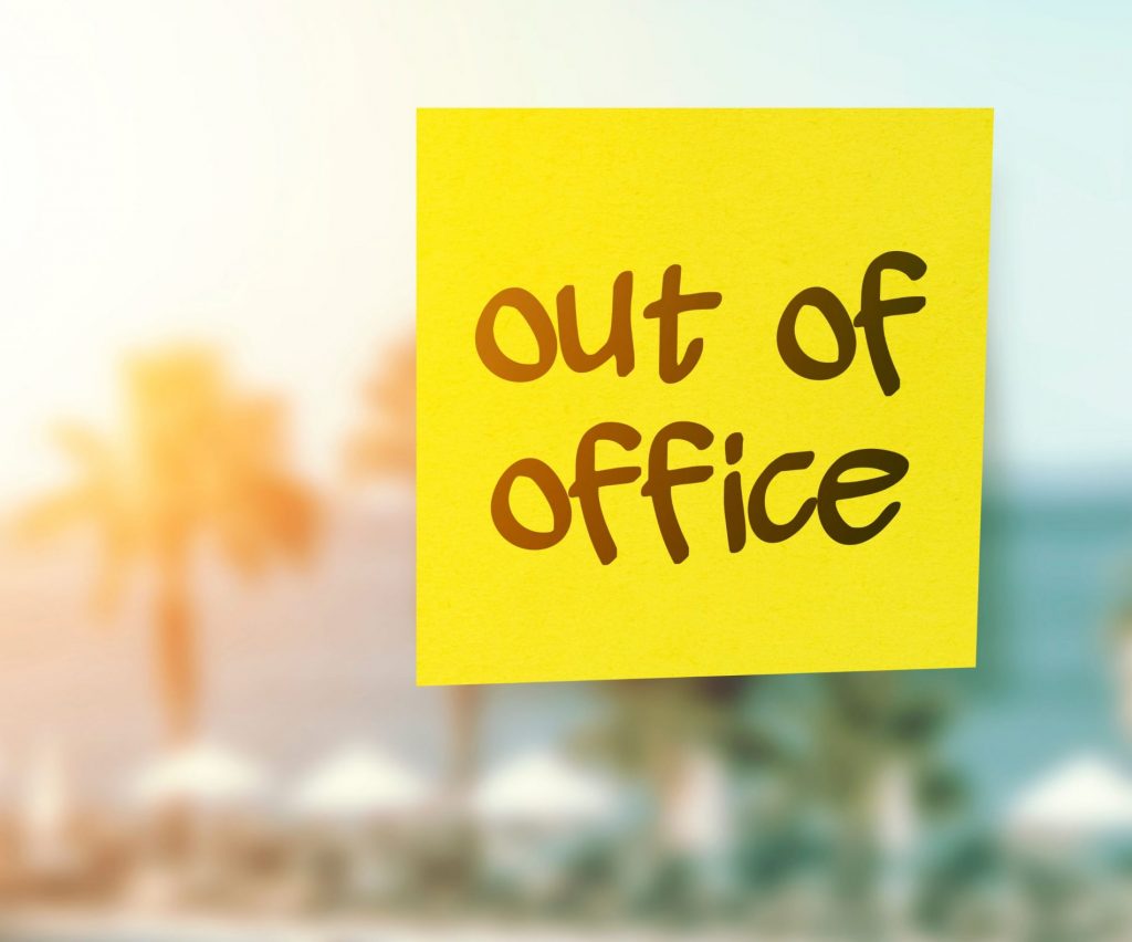 Napis Out of Office na oknu.