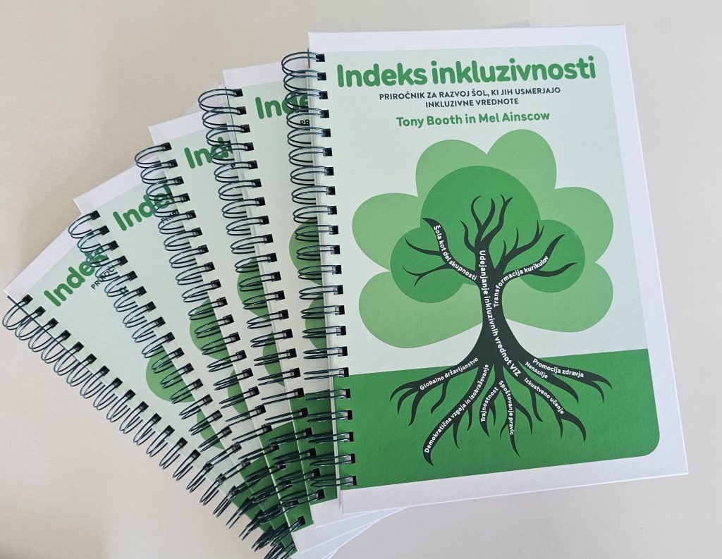 Na sliki so tiskani izvodi publikacije Indeks inkluzivnosti