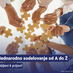 Vabilo na dogodek Mednarodno od A do Ž. Slika prikazuje človeške roke, ki sestavljajo leseno sestavljanko.